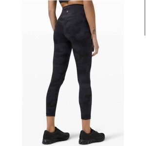 Wunder Train High-Rise Crop with Pockets 23” inseam, black camo, size 6